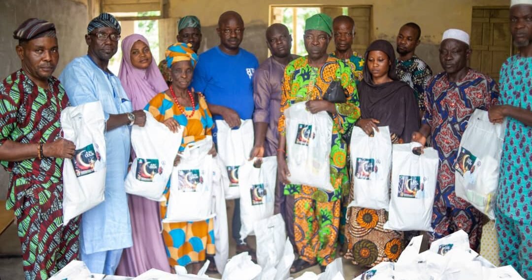 Alli Gives Food Palliative To Traders In Ido, Ibarapa