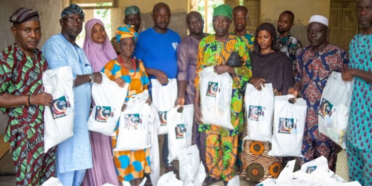 Alli Gives Food Palliative To Traders In Ido, Ibarapa