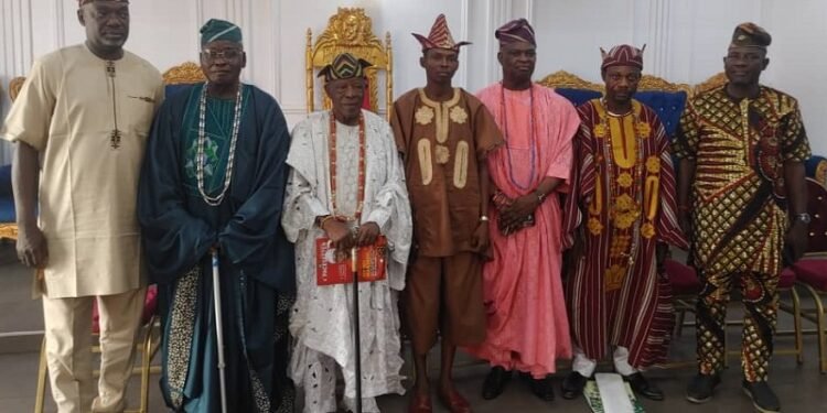 Alaroye - Newscoven Olubadan, Oyo Commissioner Endorse World Headdress Day