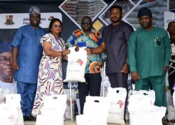 SAfER II: Dangote Commends Makinde As Oyo Distributes 10kg Rice To 30,000 Residents