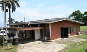 Oyo-Government-House-Clinic_copy_1 - Newscoven Oyo State Government House: From Seat Of Power To Rodent, Snake Den (PHOTOS)