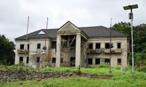 Oyo-Government-House-Deputy-Governors-Lodge_copy_1 - Newscoven Oyo State Government House: From Seat Of Power To Rodent, Snake Den (PHOTOS)