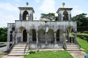 Oyo-Government-House-Mosque_copy - Newscoven Oyo State Government House: From Seat Of Power To Rodent, Snake Den (PHOTOS)
