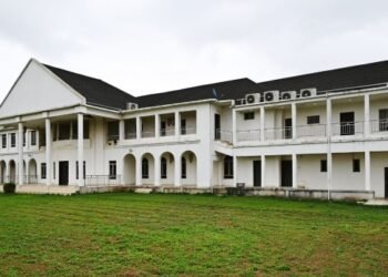 Oyo Governors Lodge-Government-House_copy - Newscoven Oyo State Government House: From Seat Of Power To Rodent, Snake Den (FEATURE)