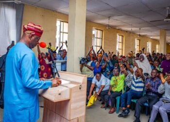Oyo_Gov_Makinde_LAUTECH_Teaching_Hospital_Health_Workers_Copy - Newscoven Strike: Makinde Meets LAUTECH Teaching Hospital Workers •Addresses Demands