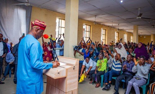 Oyo_State_Gov_Seyi_Makinde_LAUTECH_Teaching_Hospital_Ogbomoso_Copy_1 - Newscoven From Plea To Policy: Makinde Turns Security Guards’ Despair Into Dignity
