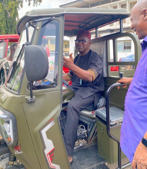 Provost-FCAIB-Professor-Atungwu-Kainiu-Tricycle-Device_copy_480x553 - Newscoven FCAIB Meets Kainiu Investment Nigeria Limited On Tricycle Device