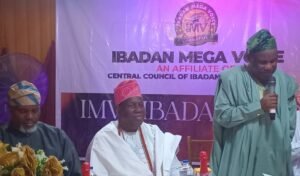 Oloye-Abiola-Iyiola-Dr-Azeez-Adeduntan-Senator-Abdulfatai-Buhari_copy_974x573 - Newscoven Local Government Autonomy In Nigeria: The Impacts, Prospects And Challenges