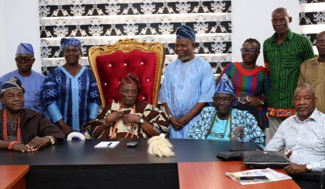 Oba-Ladoja-FRIN-Management-Team_copy_633x369_1 - Newscoven Oba Ladoja: Ibadan Will Partner FRIN To Establish Cocoa Plantation